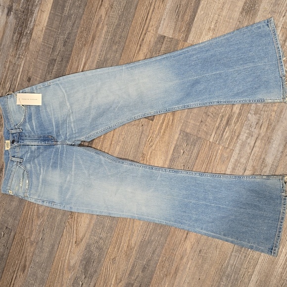 Citizens of Humanity Jeans Kaya Mid-Rise Kick Flare in Light Blue Wash | Size 27 - Picture 4 of 17